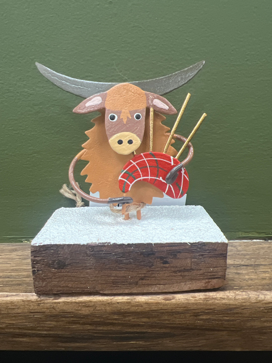 Bagpiping Coo on Block Decoration