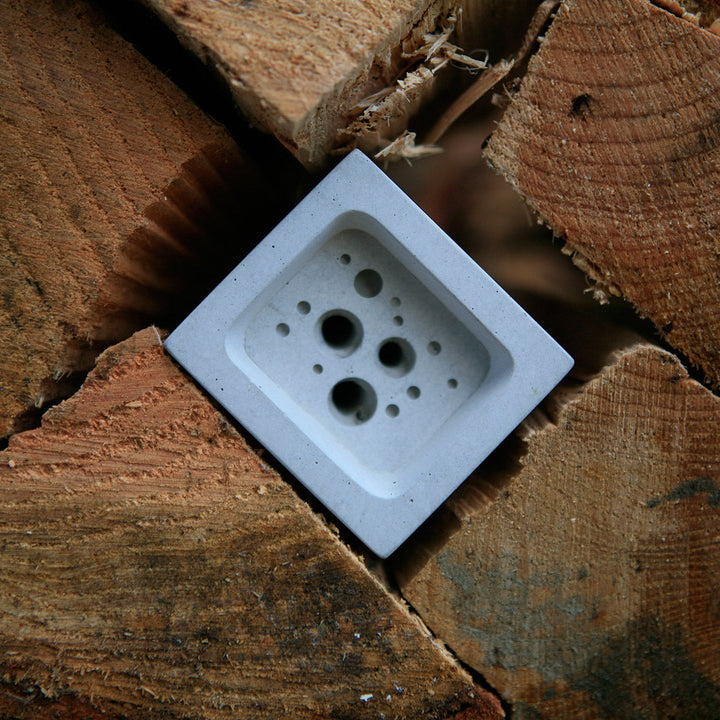Small Bee Block -White