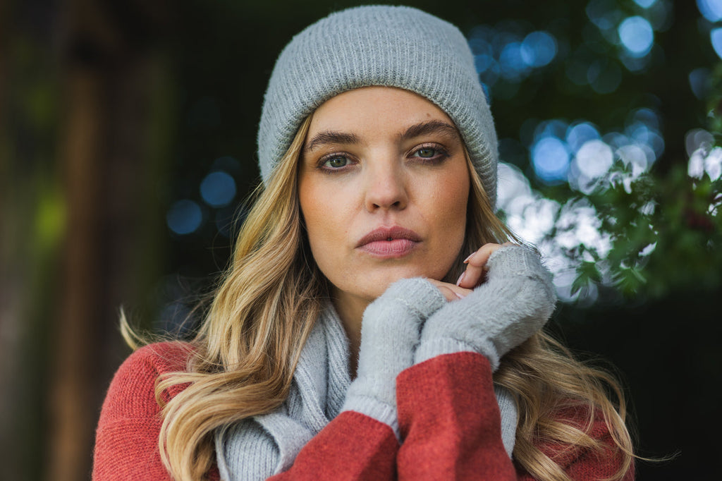 Fine knit fingerless gloves - Light Grey