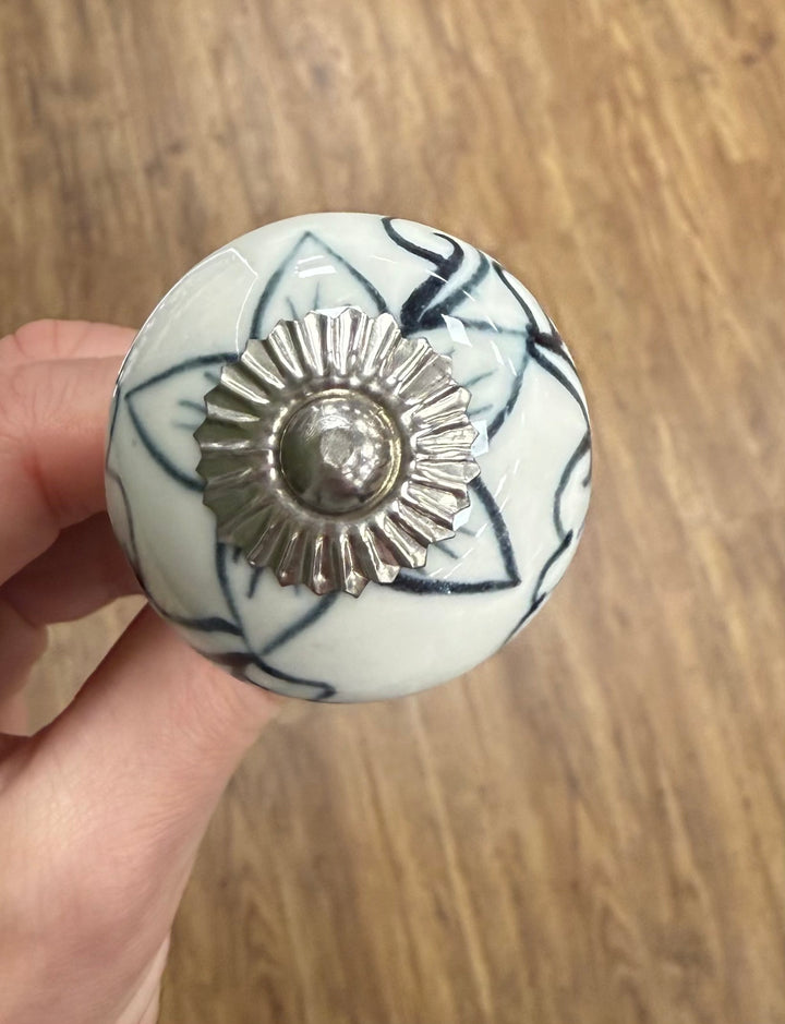 White and Black Flower - RHPK0026